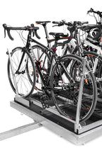 Der Anhänger kann 12 bis 15 Fahrräder in horizontaler Position transportieren.