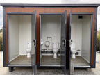 Sanitärcontainer vom Typ Pavilion mit Dreifachkabine (Ref: S2103)