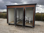 Sanitärcontainer vom Typ Pavilion mit Dreifachkabine (Ref: S2103)
